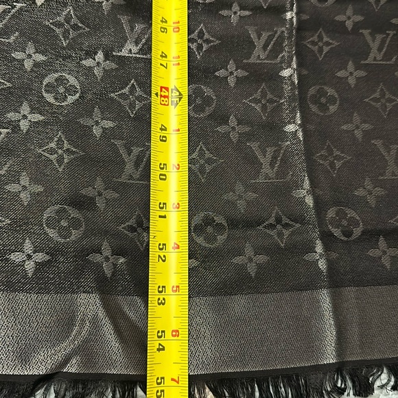 Louis Vuitton shawls used only for photo shoots - Picture 4 of 8